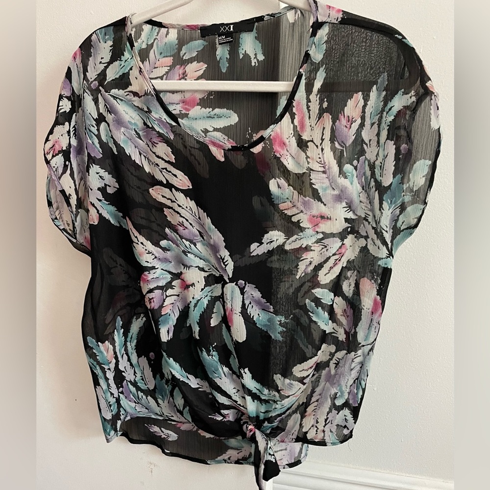 Sheer feather print t-shirt, perfect for ☀️summer!